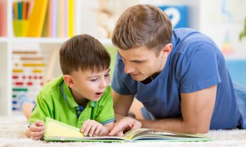 مزایای کتاب خواندن با صدای بلند برای بچه ها