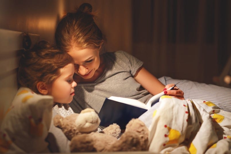 چگونه داستانهای قبل خواب باعث رشد کودک می‌شوند