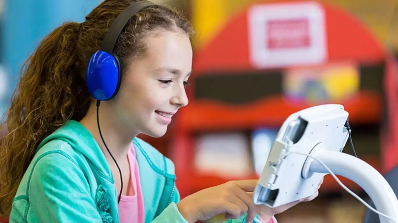 فواید کتابهای صوتی برای دانش آموزان مبتلا به ناتوانی‌های یادگیری